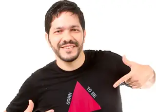 São Gonçalo recebe comediante Paulo Araújo em apresentação de stand up