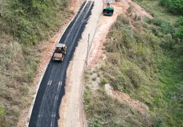 Prefeitura de São Gonçalo asfalta acesso secundário ao bairro Vale do Ouro