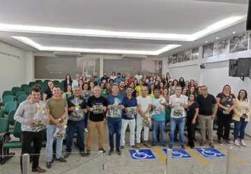 Dia do Vereador: servidores da Câmara de João Monlevade prestam homenagem aos parlamentares
