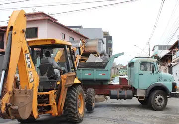 Doze caminhões de entulho são recolhidos em Dia D de combate à Dengue em Monlevade 