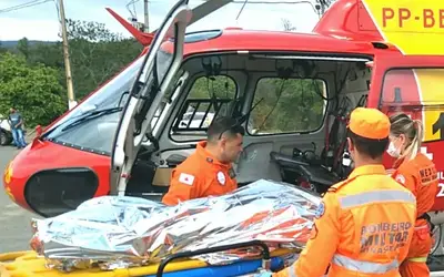 Bombeiros em São Gonçalo mobilizam helicóptero para resgate de motociclista 
