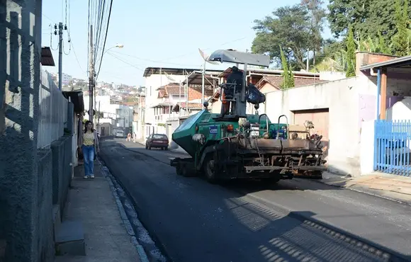 Serviço de recapeamento da rua Gomes Batista em fase final 