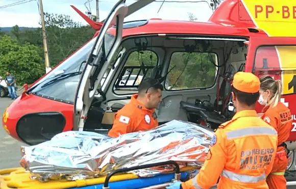 Bombeiros em São Gonçalo mobilizam helicóptero para resgate de motociclista 