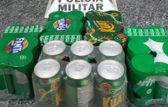 Jovem é preso após furtar cinco fardos de refrigerante em São Gonçalo 