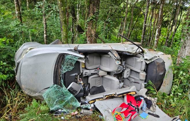 Carro cai em ribanceira e mobiliza equipes do Sevor e Corpo de Bombeiros em São Gonçalo 